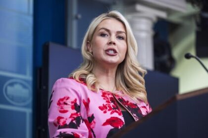 Casa Blanca responde al papa y defiende llamado a orar por soldados en medio de guerra La Casa Blanca afirmó que no hay nada inapropiado en exhortar a la oración por los miembros de las Fuerzas Armadas de Estados Unidos que participan en la guerra en Irán, en respuesta a las declaraciones del papa León XIV durante el Domingo de Ramos. El pontífice había señalado que Dios “no escucha las oraciones de quienes hacen la guerra”, al tiempo que llamó a detener la violencia y a recordar la fraternidad entre los pueblos. Ante esto, la portavoz Karoline Leavitt indicó que invitar a la población a rezar por los militares es un acto legítimo y noble. Desde la administración del presidente Donald Trump se reiteró que la tradición de orar por las tropas forma parte de la historia del país, basada en valores judeocristianos. La vocera destacó que tanto líderes políticos como militares han recurrido a la oración en momentos de conflicto, y que los propios miembros del ejército valoran estas muestras de apoyo. Las declaraciones se producen en un contexto de tensiones internacionales marcadas por el conflicto en Irán y los llamados globales a reducir la violencia. Más información en alodigitalrd.com #EEUU #CasaBlanca #Papa #Guerra #Irán #AloRD #AloDigitalRD #NoticiasRD