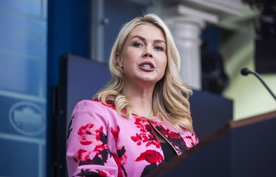 Casa Blanca responde al papa y defiende llamado a orar por soldados en medio de guerra La Casa Blanca afirmó que no hay nada inapropiado en exhortar a la oración por los miembros de las Fuerzas Armadas de Estados Unidos que participan en la guerra en Irán, en respuesta a las declaraciones del papa León XIV durante el Domingo de Ramos. El pontífice había señalado que Dios “no escucha las oraciones de quienes hacen la guerra”, al tiempo que llamó a detener la violencia y a recordar la fraternidad entre los pueblos. Ante esto, la portavoz Karoline Leavitt indicó que invitar a la población a rezar por los militares es un acto legítimo y noble. Desde la administración del presidente Donald Trump se reiteró que la tradición de orar por las tropas forma parte de la historia del país, basada en valores judeocristianos. La vocera destacó que tanto líderes políticos como militares han recurrido a la oración en momentos de conflicto, y que los propios miembros del ejército valoran estas muestras de apoyo. Las declaraciones se producen en un contexto de tensiones internacionales marcadas por el conflicto en Irán y los llamados globales a reducir la violencia. Más información en alodigitalrd.com #EEUU #CasaBlanca #Papa #Guerra #Irán #AloRD #AloDigitalRD #NoticiasRD