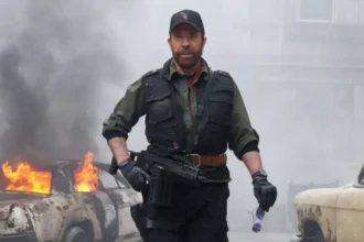 Hospitalizan de urgencia a Chuck Norris en Hawái El actor y artista marcial Chuck Norris, de 86 años, fue hospitalizado de urgencia en Hawái tras sufrir una emergencia médica en la isla de Kauai, según informaron fuentes cercanas citadas por medios internacionales. El incidente ocurrió en las últimas 24 horas, aunque hasta el momento no se han ofrecido detalles específicos sobre la causa que motivó su ingreso al centro de salud. A pesar de la situación, las mismas fuentes indicaron que el actor se encuentra de buen ánimo. La noticia se produce pocos días después de que Norris celebrara su cumpleaños número 86, ocasión que compartió en redes sociales con un video donde se le veía entrenando y practicando combate, evidenciando su activa condición física. Más información en alodigitalrd.com. #AloRD #AloDigitalRD #NoticiasRD #ChuckNorris #Entretenimiento #Salud #Hawái