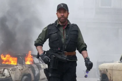 Hospitalizan de urgencia a Chuck Norris en Hawái El actor y artista marcial Chuck Norris, de 86 años, fue hospitalizado de urgencia en Hawái tras sufrir una emergencia médica en la isla de Kauai, según informaron fuentes cercanas citadas por medios internacionales. El incidente ocurrió en las últimas 24 horas, aunque hasta el momento no se han ofrecido detalles específicos sobre la causa que motivó su ingreso al centro de salud. A pesar de la situación, las mismas fuentes indicaron que el actor se encuentra de buen ánimo. La noticia se produce pocos días después de que Norris celebrara su cumpleaños número 86, ocasión que compartió en redes sociales con un video donde se le veía entrenando y practicando combate, evidenciando su activa condición física. Más información en alodigitalrd.com. #AloRD #AloDigitalRD #NoticiasRD #ChuckNorris #Entretenimiento #Salud #Hawái