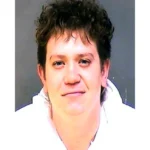 Un hombre identificado como Dayton James Webber, de 27 años, fue arrestado y acusado de asesinato en el estado de Maryland, tras presuntamente disparar contra una persona que viajaba en un vehículo que él mismo conducía. El arresto fue realizado por autoridades del Departamento de Policía del condado de Charles, luego de que el sospechoso fuera localizado como prófugo. El caso incluye cargos de homicidio premeditado y asesinato agravado, mientras se gestiona su extradición desde Virginia. Según el informe policial, el acusado se detuvo en una carretera en La Plata tras el incidente y pidió a otros pasajeros que le ayudaran a retirar el cuerpo, lo que fue rechazado antes de que estos notificaran a las autoridades. Webber, quien había sido amputado de brazos y piernas desde la infancia debido a una infección severa, se había destacado como jugador profesional de cornhole y fue presentado en un reportaje de ESPN. Hasta el momento, no se ha confirmado si cuenta con representación legal mientras avanza el proceso judicial. Más información en alodigitalrd.com #Internacionales #Justicia #EstadosUnidos #Homicidio #Actualidad #AloRD #AloDigitalRD #NoticiasRD