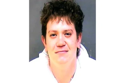 Un hombre identificado como Dayton James Webber, de 27 años, fue arrestado y acusado de asesinato en el estado de Maryland, tras presuntamente disparar contra una persona que viajaba en un vehículo que él mismo conducía. El arresto fue realizado por autoridades del Departamento de Policía del condado de Charles, luego de que el sospechoso fuera localizado como prófugo. El caso incluye cargos de homicidio premeditado y asesinato agravado, mientras se gestiona su extradición desde Virginia. Según el informe policial, el acusado se detuvo en una carretera en La Plata tras el incidente y pidió a otros pasajeros que le ayudaran a retirar el cuerpo, lo que fue rechazado antes de que estos notificaran a las autoridades. Webber, quien había sido amputado de brazos y piernas desde la infancia debido a una infección severa, se había destacado como jugador profesional de cornhole y fue presentado en un reportaje de ESPN. Hasta el momento, no se ha confirmado si cuenta con representación legal mientras avanza el proceso judicial. Más información en alodigitalrd.com #Internacionales #Justicia #EstadosUnidos #Homicidio #Actualidad #AloRD #AloDigitalRD #NoticiasRD