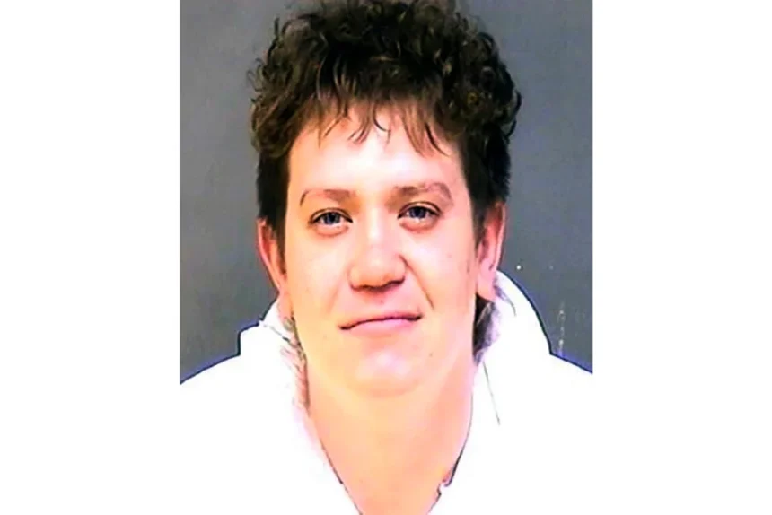 Un hombre identificado como Dayton James Webber, de 27 años, fue arrestado y acusado de asesinato en el estado de Maryland, tras presuntamente disparar contra una persona que viajaba en un vehículo que él mismo conducía. El arresto fue realizado por autoridades del Departamento de Policía del condado de Charles, luego de que el sospechoso fuera localizado como prófugo. El caso incluye cargos de homicidio premeditado y asesinato agravado, mientras se gestiona su extradición desde Virginia. Según el informe policial, el acusado se detuvo en una carretera en La Plata tras el incidente y pidió a otros pasajeros que le ayudaran a retirar el cuerpo, lo que fue rechazado antes de que estos notificaran a las autoridades. Webber, quien había sido amputado de brazos y piernas desde la infancia debido a una infección severa, se había destacado como jugador profesional de cornhole y fue presentado en un reportaje de ESPN. Hasta el momento, no se ha confirmado si cuenta con representación legal mientras avanza el proceso judicial. Más información en alodigitalrd.com #Internacionales #Justicia #EstadosUnidos #Homicidio #Actualidad #AloRD #AloDigitalRD #NoticiasRD