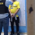 Español es detenido en el AILA tras ingerir 77 cápsulas de presunta cocaína Un ciudadano español de 39 años fue arrestado en el Aeropuerto Internacional de Las Américas (AILA) cuando intentaba abordar un vuelo con destino a Madrid, tras detectarse cuerpos extraños en su sistema digestivo durante labores de inspección. La operación fue realizada por agentes de la Dirección Nacional de Control de Drogas (DNCD), junto al CESAC, Aduanas y el Ministerio Público, como parte de los controles reforzados contra el narcotráfico en terminales aeroportuarias del país. El detenido fue trasladado a un centro de salud donde, bajo supervisión médica y en presencia de autoridades, expulsó un total de 77 cápsulas presumiblemente de cocaína. Las autoridades indicaron que el individuo habría sido utilizado como “mula” por redes de narcotráfico internacional. El caso será conocido por la Jurisdicción de Atención Permanente de Santo Domingo por violación a la Ley 50-88, mientras las investigaciones continúan para identificar posibles implicados y la sustancia fue enviada al INACIF para su análisis. Más información en alodigitalrd.com #DNCD #Narcotráfico #AILA #SeguridadRD #JusticiaRD #AloRD #AloDigitalRD #NoticiasRD