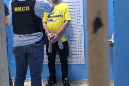 Español es detenido en el AILA tras ingerir 77 cápsulas de presunta cocaína Un ciudadano español de 39 años fue arrestado en el Aeropuerto Internacional de Las Américas (AILA) cuando intentaba abordar un vuelo con destino a Madrid, tras detectarse cuerpos extraños en su sistema digestivo durante labores de inspección. La operación fue realizada por agentes de la Dirección Nacional de Control de Drogas (DNCD), junto al CESAC, Aduanas y el Ministerio Público, como parte de los controles reforzados contra el narcotráfico en terminales aeroportuarias del país. El detenido fue trasladado a un centro de salud donde, bajo supervisión médica y en presencia de autoridades, expulsó un total de 77 cápsulas presumiblemente de cocaína. Las autoridades indicaron que el individuo habría sido utilizado como “mula” por redes de narcotráfico internacional. El caso será conocido por la Jurisdicción de Atención Permanente de Santo Domingo por violación a la Ley 50-88, mientras las investigaciones continúan para identificar posibles implicados y la sustancia fue enviada al INACIF para su análisis. Más información en alodigitalrd.com #DNCD #Narcotráfico #AILA #SeguridadRD #JusticiaRD #AloRD #AloDigitalRD #NoticiasRD