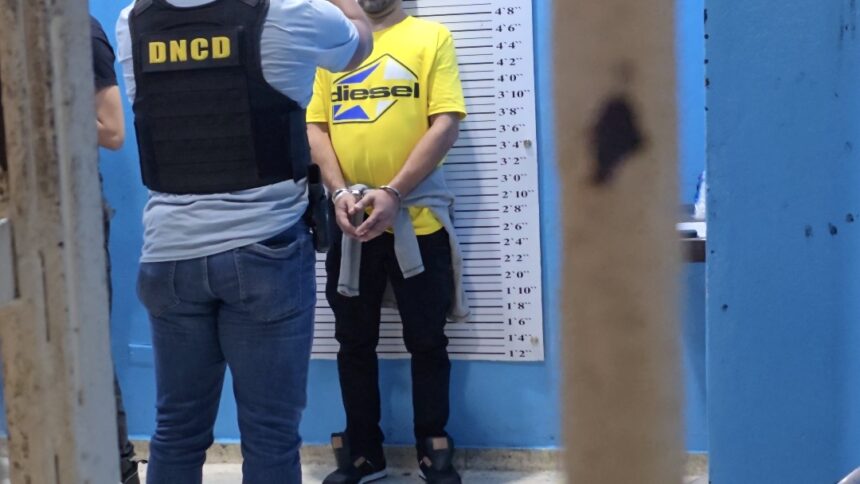 Español es detenido en el AILA tras ingerir 77 cápsulas de presunta cocaína Un ciudadano español de 39 años fue arrestado en el Aeropuerto Internacional de Las Américas (AILA) cuando intentaba abordar un vuelo con destino a Madrid, tras detectarse cuerpos extraños en su sistema digestivo durante labores de inspección. La operación fue realizada por agentes de la Dirección Nacional de Control de Drogas (DNCD), junto al CESAC, Aduanas y el Ministerio Público, como parte de los controles reforzados contra el narcotráfico en terminales aeroportuarias del país. El detenido fue trasladado a un centro de salud donde, bajo supervisión médica y en presencia de autoridades, expulsó un total de 77 cápsulas presumiblemente de cocaína. Las autoridades indicaron que el individuo habría sido utilizado como “mula” por redes de narcotráfico internacional. El caso será conocido por la Jurisdicción de Atención Permanente de Santo Domingo por violación a la Ley 50-88, mientras las investigaciones continúan para identificar posibles implicados y la sustancia fue enviada al INACIF para su análisis. Más información en alodigitalrd.com #DNCD #Narcotráfico #AILA #SeguridadRD #JusticiaRD #AloRD #AloDigitalRD #NoticiasRD
