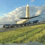 EE. UU. retira aviones de RD tras operación antidrogas en el Caribe El Comando Sur de Estados Unidos confirmó que el 21 de marzo de 2026 concluyó el despliegue de aeronaves militares en la República Dominicana, realizado como parte de operaciones multinacionales contra el narcotráfico en el Caribe. La misión, que incluyó a aviones KC-135 Stratotanker para reabastecimiento en vuelo y C-130 Hércules para transporte y logística, se desarrolló en coordinación con autoridades dominicanas y otros países de la región, dentro de esfuerzos conjuntos para enfrentar el crimen organizado transnacional. Este retiro se produce semanas después de la reducción progresiva del contingente estadounidense, que había llegado en diciembre de 2025 al Aeropuerto Internacional de Las Américas (AILA) y a la Base Aérea de San Isidro. La operación, denominada Southern Spear, permitió la destrucción de decenas de embarcaciones vinculadas al tráfico de drogas y reafirma la importancia de la República Dominicana como socio clave en la seguridad hemisférica. Más información en alodigitalrd.com #OperacionesAéreas #NarcotráficoCaribe #EEUUenRD #SeguridadRegional #AloRD #AloDigitalRD #NoticiasRD