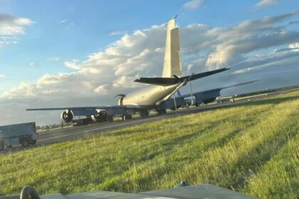 EE. UU. retira aviones de RD tras operación antidrogas en el Caribe El Comando Sur de Estados Unidos confirmó que el 21 de marzo de 2026 concluyó el despliegue de aeronaves militares en la República Dominicana, realizado como parte de operaciones multinacionales contra el narcotráfico en el Caribe. La misión, que incluyó a aviones KC-135 Stratotanker para reabastecimiento en vuelo y C-130 Hércules para transporte y logística, se desarrolló en coordinación con autoridades dominicanas y otros países de la región, dentro de esfuerzos conjuntos para enfrentar el crimen organizado transnacional. Este retiro se produce semanas después de la reducción progresiva del contingente estadounidense, que había llegado en diciembre de 2025 al Aeropuerto Internacional de Las Américas (AILA) y a la Base Aérea de San Isidro. La operación, denominada Southern Spear, permitió la destrucción de decenas de embarcaciones vinculadas al tráfico de drogas y reafirma la importancia de la República Dominicana como socio clave en la seguridad hemisférica. Más información en alodigitalrd.com #OperacionesAéreas #NarcotráficoCaribe #EEUUenRD #SeguridadRegional #AloRD #AloDigitalRD #NoticiasRD
