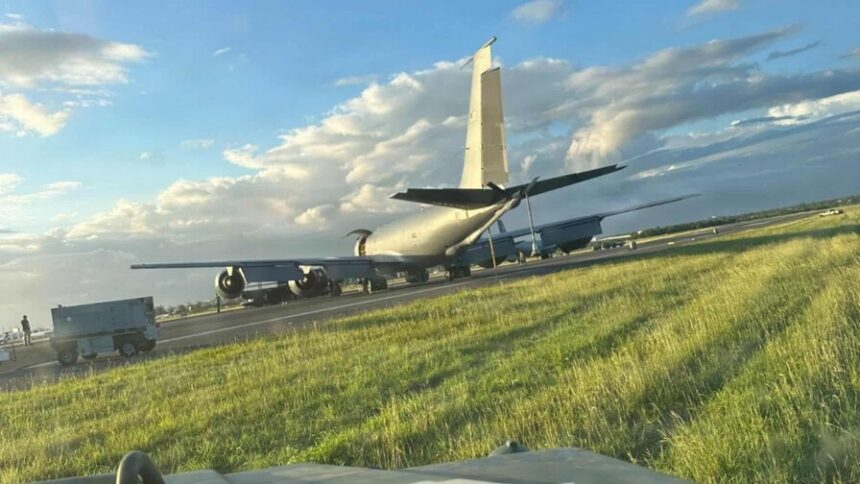 EE. UU. retira aviones de RD tras operación antidrogas en el Caribe El Comando Sur de Estados Unidos confirmó que el 21 de marzo de 2026 concluyó el despliegue de aeronaves militares en la República Dominicana, realizado como parte de operaciones multinacionales contra el narcotráfico en el Caribe. La misión, que incluyó a aviones KC-135 Stratotanker para reabastecimiento en vuelo y C-130 Hércules para transporte y logística, se desarrolló en coordinación con autoridades dominicanas y otros países de la región, dentro de esfuerzos conjuntos para enfrentar el crimen organizado transnacional. Este retiro se produce semanas después de la reducción progresiva del contingente estadounidense, que había llegado en diciembre de 2025 al Aeropuerto Internacional de Las Américas (AILA) y a la Base Aérea de San Isidro. La operación, denominada Southern Spear, permitió la destrucción de decenas de embarcaciones vinculadas al tráfico de drogas y reafirma la importancia de la República Dominicana como socio clave en la seguridad hemisférica. Más información en alodigitalrd.com #OperacionesAéreas #NarcotráficoCaribe #EEUUenRD #SeguridadRegional #AloRD #AloDigitalRD #NoticiasRD