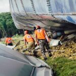 Explosión de tanque en Nagua deja cinco viviendas afectadas Un tanque de almacenamiento de agua en Nagua, provincia María Trinidad Sánchez, explotó el martes debido a una falla estructural, afectando al menos cinco viviendas y dejando sin servicio de agua a gran parte del municipio. La capacidad del tanque era de 1,800,000 galones. La Defensa Civil informó que no se registraron heridos y que se realiza un levantamiento de los daños materiales. Equipos técnicos y organismos de emergencia acudieron al lugar para evaluar la situación. El Instituto Nacional de Aguas Potables y Alcantarillados (INAPA) comunicó que el tanque estaba programado para mantenimiento y que, mientras se realizan las reparaciones, se suministrará agua mediante un bypass y camiones cisterna. En 2025, un incidente similar en Consuelo, provincia San Pedro de Macorís, afectó unas 10 viviendas y dejó cinco personas heridas. #Nagua #INAPA #ExplosiónTanque #AguaPotable #MaríaTrinidadSánchez #NoticiasRD