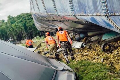 Explosión de tanque en Nagua deja cinco viviendas afectadas Un tanque de almacenamiento de agua en Nagua, provincia María Trinidad Sánchez, explotó el martes debido a una falla estructural, afectando al menos cinco viviendas y dejando sin servicio de agua a gran parte del municipio. La capacidad del tanque era de 1,800,000 galones. La Defensa Civil informó que no se registraron heridos y que se realiza un levantamiento de los daños materiales. Equipos técnicos y organismos de emergencia acudieron al lugar para evaluar la situación. El Instituto Nacional de Aguas Potables y Alcantarillados (INAPA) comunicó que el tanque estaba programado para mantenimiento y que, mientras se realizan las reparaciones, se suministrará agua mediante un bypass y camiones cisterna. En 2025, un incidente similar en Consuelo, provincia San Pedro de Macorís, afectó unas 10 viviendas y dejó cinco personas heridas. #Nagua #INAPA #ExplosiónTanque #AguaPotable #MaríaTrinidadSánchez #NoticiasRD