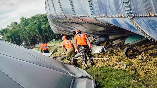Explosión de tanque en Nagua deja cinco viviendas afectadas Un tanque de almacenamiento de agua en Nagua, provincia María Trinidad Sánchez, explotó el martes debido a una falla estructural, afectando al menos cinco viviendas y dejando sin servicio de agua a gran parte del municipio. La capacidad del tanque era de 1,800,000 galones. La Defensa Civil informó que no se registraron heridos y que se realiza un levantamiento de los daños materiales. Equipos técnicos y organismos de emergencia acudieron al lugar para evaluar la situación. El Instituto Nacional de Aguas Potables y Alcantarillados (INAPA) comunicó que el tanque estaba programado para mantenimiento y que, mientras se realizan las reparaciones, se suministrará agua mediante un bypass y camiones cisterna. En 2025, un incidente similar en Consuelo, provincia San Pedro de Macorís, afectó unas 10 viviendas y dejó cinco personas heridas. #Nagua #INAPA #ExplosiónTanque #AguaPotable #MaríaTrinidadSánchez #NoticiasRD