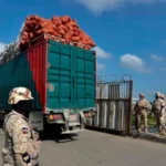 Exportaciones dominicanas a Haití crecen 13.4% en inicio de 2026 impulsadas por el régimen nacional Las exportaciones de República Dominicana hacia Haití alcanzaron US$205.7 millones durante el período enero–febrero de 2026, registrando un crecimiento de 13.4% en comparación con el mismo período del año anterior. Este desempeño estuvo impulsado principalmente por el régimen nacional, que aumentó un 25.8%, mientras que las exportaciones de zonas francas experimentaron una contracción de 21.8%. Según la Dirección General de Aduanas (DGA), el 74.2% de las exportaciones corresponde al régimen nacional, seguido por un 17.4% de zonas francas, 5.6% de admisión temporal y 2.7% de reexportación, destacándose productos como barras de hierro o acero, cementos hidráulicos y camisetas. En contraste, las importaciones desde Haití se redujeron significativamente, totalizando apenas US$30,000 y reflejando una caída de 98.1% en el mismo período. Esta disminución se registró tanto en el régimen nacional como en zonas francas. Las importaciones se concentraron en productos como alcohol etílico, maniquíes, textiles y maquinaria, evidenciando un desbalance comercial marcado entre ambos países. Los datos reflejan una mayor dependencia de Haití como destino de exportaciones dominicanas, especialmente a través del régimen nacional. Más información en alodigitalrd.com #ExportacionesRD #ComercioExterior #Haití #EconomíaRD #ZonasFrancas #AloRD #AloDigitalRD #NoticiasRD