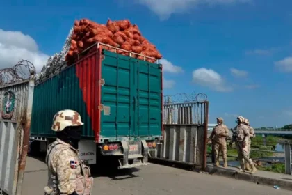 Exportaciones dominicanas a Haití crecen 13.4% en inicio de 2026 impulsadas por el régimen nacional Las exportaciones de República Dominicana hacia Haití alcanzaron US$205.7 millones durante el período enero–febrero de 2026, registrando un crecimiento de 13.4% en comparación con el mismo período del año anterior. Este desempeño estuvo impulsado principalmente por el régimen nacional, que aumentó un 25.8%, mientras que las exportaciones de zonas francas experimentaron una contracción de 21.8%. Según la Dirección General de Aduanas (DGA), el 74.2% de las exportaciones corresponde al régimen nacional, seguido por un 17.4% de zonas francas, 5.6% de admisión temporal y 2.7% de reexportación, destacándose productos como barras de hierro o acero, cementos hidráulicos y camisetas. En contraste, las importaciones desde Haití se redujeron significativamente, totalizando apenas US$30,000 y reflejando una caída de 98.1% en el mismo período. Esta disminución se registró tanto en el régimen nacional como en zonas francas. Las importaciones se concentraron en productos como alcohol etílico, maniquíes, textiles y maquinaria, evidenciando un desbalance comercial marcado entre ambos países. Los datos reflejan una mayor dependencia de Haití como destino de exportaciones dominicanas, especialmente a través del régimen nacional. Más información en alodigitalrd.com #ExportacionesRD #ComercioExterior #Haití #EconomíaRD #ZonasFrancas #AloRD #AloDigitalRD #NoticiasRD