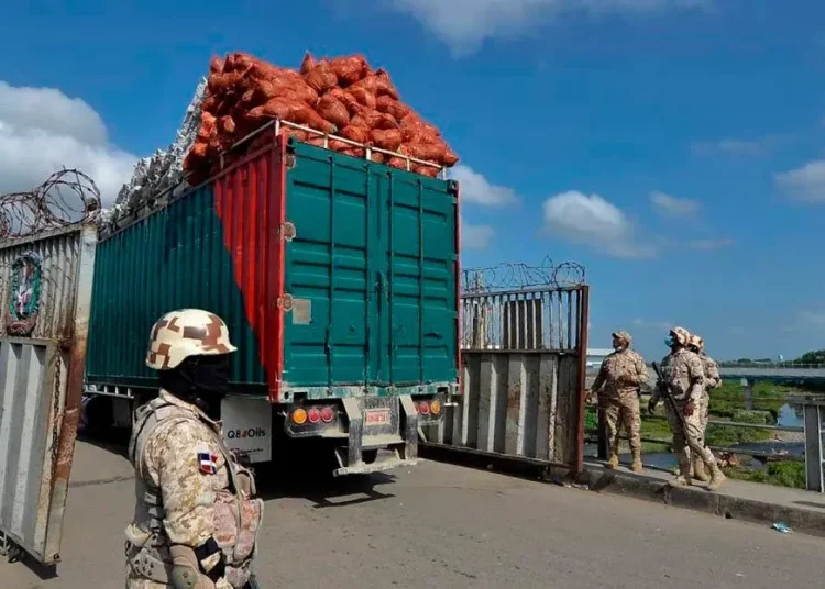 Exportaciones dominicanas a Haití crecen 13.4% en inicio de 2026 impulsadas por el régimen nacional Las exportaciones de República Dominicana hacia Haití alcanzaron US$205.7 millones durante el período enero–febrero de 2026, registrando un crecimiento de 13.4% en comparación con el mismo período del año anterior. Este desempeño estuvo impulsado principalmente por el régimen nacional, que aumentó un 25.8%, mientras que las exportaciones de zonas francas experimentaron una contracción de 21.8%. Según la Dirección General de Aduanas (DGA), el 74.2% de las exportaciones corresponde al régimen nacional, seguido por un 17.4% de zonas francas, 5.6% de admisión temporal y 2.7% de reexportación, destacándose productos como barras de hierro o acero, cementos hidráulicos y camisetas. En contraste, las importaciones desde Haití se redujeron significativamente, totalizando apenas US$30,000 y reflejando una caída de 98.1% en el mismo período. Esta disminución se registró tanto en el régimen nacional como en zonas francas. Las importaciones se concentraron en productos como alcohol etílico, maniquíes, textiles y maquinaria, evidenciando un desbalance comercial marcado entre ambos países. Los datos reflejan una mayor dependencia de Haití como destino de exportaciones dominicanas, especialmente a través del régimen nacional. Más información en alodigitalrd.com #ExportacionesRD #ComercioExterior #Haití #EconomíaRD #ZonasFrancas #AloRD #AloDigitalRD #NoticiasRD