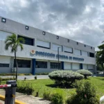 Sin contrato no hay permiso: DGM refuerza control sobre trabajadores extranjeros La Dirección General de Migración (DGM) emitió la Resolución 001-2026, que establece que la renovación de permisos de trabajo temporales (TT-1) para extranjeros no residentes debe estar respaldada por un contrato formal registrado en el Ministerio de Trabajo, prohibiendo trabajos informales. La medida aplica tanto a solicitudes en trámite como a nuevas, con el objetivo de asegurar la correcta aplicación de la normativa, garantizar transparencia en los procesos y ofrecer mayor seguridad jurídica a empleadores y trabajadores. La resolución aclara que declaraciones juradas no sustituyen el contrato de trabajo, y que cada solicitud de renovación debe incluir documentación que sustente la continuidad del vínculo laboral, como carta del empleador, certificado de la Tesorería de la Seguridad Social y pasaporte vigente. Además, la DGM enfatiza que el permiso temporal no autoriza actividades informales como moto concho, taxista, vendedor ambulante, delivery o mensajero. El incumplimiento de estas disposiciones puede derivar en sanciones, cancelación del estatus migratorio y deportación. Los empleadores que contraten trabajadores sin contrato formal también podrían enfrentar multas. La resolución organiza y refuerza los requisitos ya contemplados en la legislación migratoria, buscando un manejo más ordenado y efectivo de los permisos de trabajo temporales. Más información en alodigitalrd.com #MigraciónRD #TrabajoFormal #DGM #LeyMigratoria #PermisosTT1 #AloRD #AloDigitalRD #NoticiasRD