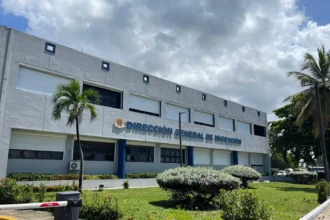 Sin contrato no hay permiso: DGM refuerza control sobre trabajadores extranjeros La Dirección General de Migración (DGM) emitió la Resolución 001-2026, que establece que la renovación de permisos de trabajo temporales (TT-1) para extranjeros no residentes debe estar respaldada por un contrato formal registrado en el Ministerio de Trabajo, prohibiendo trabajos informales. La medida aplica tanto a solicitudes en trámite como a nuevas, con el objetivo de asegurar la correcta aplicación de la normativa, garantizar transparencia en los procesos y ofrecer mayor seguridad jurídica a empleadores y trabajadores. La resolución aclara que declaraciones juradas no sustituyen el contrato de trabajo, y que cada solicitud de renovación debe incluir documentación que sustente la continuidad del vínculo laboral, como carta del empleador, certificado de la Tesorería de la Seguridad Social y pasaporte vigente. Además, la DGM enfatiza que el permiso temporal no autoriza actividades informales como moto concho, taxista, vendedor ambulante, delivery o mensajero. El incumplimiento de estas disposiciones puede derivar en sanciones, cancelación del estatus migratorio y deportación. Los empleadores que contraten trabajadores sin contrato formal también podrían enfrentar multas. La resolución organiza y refuerza los requisitos ya contemplados en la legislación migratoria, buscando un manejo más ordenado y efectivo de los permisos de trabajo temporales. Más información en alodigitalrd.com #MigraciónRD #TrabajoFormal #DGM #LeyMigratoria #PermisosTT1 #AloRD #AloDigitalRD #NoticiasRD