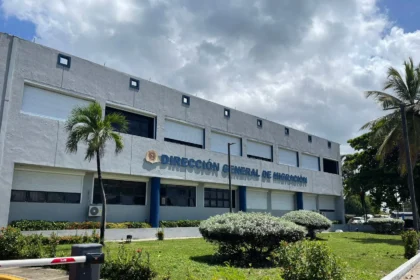 Sin contrato no hay permiso: DGM refuerza control sobre trabajadores extranjeros La Dirección General de Migración (DGM) emitió la Resolución 001-2026, que establece que la renovación de permisos de trabajo temporales (TT-1) para extranjeros no residentes debe estar respaldada por un contrato formal registrado en el Ministerio de Trabajo, prohibiendo trabajos informales. La medida aplica tanto a solicitudes en trámite como a nuevas, con el objetivo de asegurar la correcta aplicación de la normativa, garantizar transparencia en los procesos y ofrecer mayor seguridad jurídica a empleadores y trabajadores. La resolución aclara que declaraciones juradas no sustituyen el contrato de trabajo, y que cada solicitud de renovación debe incluir documentación que sustente la continuidad del vínculo laboral, como carta del empleador, certificado de la Tesorería de la Seguridad Social y pasaporte vigente. Además, la DGM enfatiza que el permiso temporal no autoriza actividades informales como moto concho, taxista, vendedor ambulante, delivery o mensajero. El incumplimiento de estas disposiciones puede derivar en sanciones, cancelación del estatus migratorio y deportación. Los empleadores que contraten trabajadores sin contrato formal también podrían enfrentar multas. La resolución organiza y refuerza los requisitos ya contemplados en la legislación migratoria, buscando un manejo más ordenado y efectivo de los permisos de trabajo temporales. Más información en alodigitalrd.com #MigraciónRD #TrabajoFormal #DGM #LeyMigratoria #PermisosTT1 #AloRD #AloDigitalRD #NoticiasRD