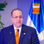 Gobierno ajusta presupuesto ante alza del petróleo y aumento de subsidios El ministro de Hacienda y Economía, Magín Díaz, informó que el Gobierno dominicano está reordenando el gasto público y ajustando el presupuesto nacional para enfrentar el impacto del alza del petróleo en los mercados internacionales. Explicó que los subsidios a los combustibles, inicialmente estimados en RD$12,000 millones, han aumentado significativamente, pasando de un costo semanal de entre RD$300 y RD$400 millones a más de RD$1,000 millones, alcanzando incluso RD$1,500 millones en la última semana, lo que ha obligado a una revisión continua de las finanzas públicas. El funcionario señaló que un aumento de RD$15 en los combustibles permitiría generar ahorros de entre RD$10,000 y RD$12,000 millones, mientras se identifican hasta RD$15,000 millones adicionales en gasto corriente para sostener los subsidios. Indicó que el país cuenta con cierto margen fiscal gracias a mayores ingresos tributarios y al alto precio del oro, y aseguró que el Gobierno continuará monitoreando el comportamiento del petróleo para realizar ajustes oportunos, con el objetivo de mantener la estabilidad macroeconómica y social, evitando escenarios de crisis como los registrados en otros países de la región. Más información en alodigitalrd.com #EconomíaRD #Petróleo #Subsidios #GobiernoRD #FinanzasRD #AloRD #AloDigitalRD #NoticiasRD