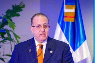 Gobierno ajusta presupuesto ante alza del petróleo y aumento de subsidios El ministro de Hacienda y Economía, Magín Díaz, informó que el Gobierno dominicano está reordenando el gasto público y ajustando el presupuesto nacional para enfrentar el impacto del alza del petróleo en los mercados internacionales. Explicó que los subsidios a los combustibles, inicialmente estimados en RD$12,000 millones, han aumentado significativamente, pasando de un costo semanal de entre RD$300 y RD$400 millones a más de RD$1,000 millones, alcanzando incluso RD$1,500 millones en la última semana, lo que ha obligado a una revisión continua de las finanzas públicas. El funcionario señaló que un aumento de RD$15 en los combustibles permitiría generar ahorros de entre RD$10,000 y RD$12,000 millones, mientras se identifican hasta RD$15,000 millones adicionales en gasto corriente para sostener los subsidios. Indicó que el país cuenta con cierto margen fiscal gracias a mayores ingresos tributarios y al alto precio del oro, y aseguró que el Gobierno continuará monitoreando el comportamiento del petróleo para realizar ajustes oportunos, con el objetivo de mantener la estabilidad macroeconómica y social, evitando escenarios de crisis como los registrados en otros países de la región. Más información en alodigitalrd.com #EconomíaRD #Petróleo #Subsidios #GobiernoRD #FinanzasRD #AloRD #AloDigitalRD #NoticiasRD