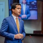 Omar Fernández propone eliminar el barrilito y aplicar medidas económicas ante crisis internacional El senador del Distrito Nacional por la Fuerza del Pueblo, Omar Fernández, presentó una serie de propuestas dirigidas al Gobierno dominicano con el objetivo de mitigar el impacto económico en la población ante posibles aumentos en productos básicos derivados de la crisis en Medio Oriente. Entre las principales medidas, planteó que los legisladores prescindan del denominado “barrilito” y que esos recursos sean redirigidos a iniciativas que beneficien directamente a la ciudadanía, como una señal de corresponsabilidad en tiempos de dificultad económica. El legislador también propuso la indexación salarial del impuesto sobre la renta para quienes perciben menos de RD$52,000, la eliminación del 2% de impuesto a los préstamos hipotecarios y la liberación de anticipos a las micro, pequeñas y medianas empresas, con el fin de estimular el crecimiento económico y facilitar el acceso a vivienda. Omar Fernández señaló que estas medidas buscan poner recursos en manos de la población y mejorar su calidad de vida, insistiendo en que el sacrificio ante la crisis debe ser compartido entre el Estado y los ciudadanos, mientras reiteró su compromiso de transparencia en el uso de los fondos públicos. Más información en alodigitalrd.com #OmarFernandez #Barrilito #EconomíaRD #SenadoRD #CrisisGlobal #AloRD #AloDigitalRD #NoticiasRD