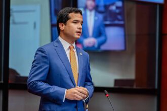 Omar Fernández propone eliminar el barrilito y aplicar medidas económicas ante crisis internacional El senador del Distrito Nacional por la Fuerza del Pueblo, Omar Fernández, presentó una serie de propuestas dirigidas al Gobierno dominicano con el objetivo de mitigar el impacto económico en la población ante posibles aumentos en productos básicos derivados de la crisis en Medio Oriente. Entre las principales medidas, planteó que los legisladores prescindan del denominado “barrilito” y que esos recursos sean redirigidos a iniciativas que beneficien directamente a la ciudadanía, como una señal de corresponsabilidad en tiempos de dificultad económica. El legislador también propuso la indexación salarial del impuesto sobre la renta para quienes perciben menos de RD$52,000, la eliminación del 2% de impuesto a los préstamos hipotecarios y la liberación de anticipos a las micro, pequeñas y medianas empresas, con el fin de estimular el crecimiento económico y facilitar el acceso a vivienda. Omar Fernández señaló que estas medidas buscan poner recursos en manos de la población y mejorar su calidad de vida, insistiendo en que el sacrificio ante la crisis debe ser compartido entre el Estado y los ciudadanos, mientras reiteró su compromiso de transparencia en el uso de los fondos públicos. Más información en alodigitalrd.com #OmarFernandez #Barrilito #EconomíaRD #SenadoRD #CrisisGlobal #AloRD #AloDigitalRD #NoticiasRD