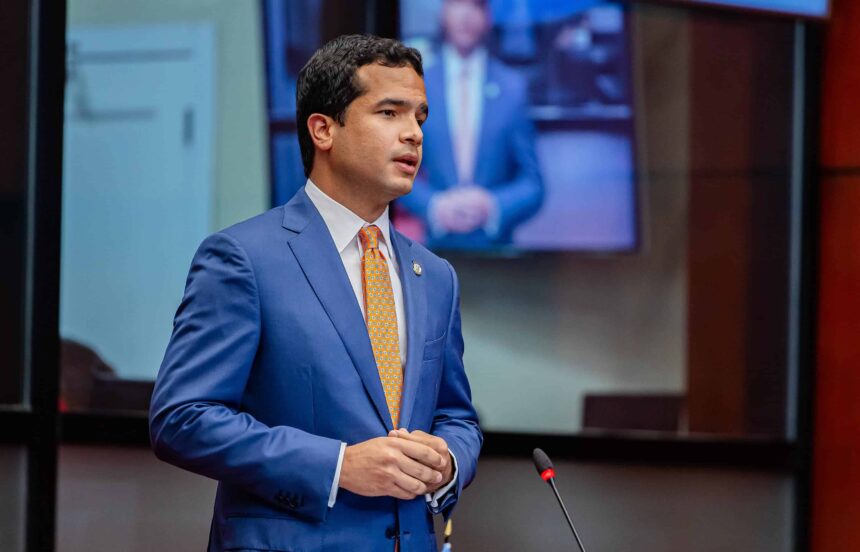 Omar Fernández propone eliminar el barrilito y aplicar medidas económicas ante crisis internacional El senador del Distrito Nacional por la Fuerza del Pueblo, Omar Fernández, presentó una serie de propuestas dirigidas al Gobierno dominicano con el objetivo de mitigar el impacto económico en la población ante posibles aumentos en productos básicos derivados de la crisis en Medio Oriente. Entre las principales medidas, planteó que los legisladores prescindan del denominado “barrilito” y que esos recursos sean redirigidos a iniciativas que beneficien directamente a la ciudadanía, como una señal de corresponsabilidad en tiempos de dificultad económica. El legislador también propuso la indexación salarial del impuesto sobre la renta para quienes perciben menos de RD$52,000, la eliminación del 2% de impuesto a los préstamos hipotecarios y la liberación de anticipos a las micro, pequeñas y medianas empresas, con el fin de estimular el crecimiento económico y facilitar el acceso a vivienda. Omar Fernández señaló que estas medidas buscan poner recursos en manos de la población y mejorar su calidad de vida, insistiendo en que el sacrificio ante la crisis debe ser compartido entre el Estado y los ciudadanos, mientras reiteró su compromiso de transparencia en el uso de los fondos públicos. Más información en alodigitalrd.com #OmarFernandez #Barrilito #EconomíaRD #SenadoRD #CrisisGlobal #AloRD #AloDigitalRD #NoticiasRD