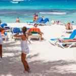 Turismo dominicano aporta 8% del PIB y se fortalece con diversificación y expansión regional El turismo en República Dominicana continúa consolidándose como uno de los principales motores económicos, aportando de manera directa alrededor del 8% del producto interno bruto (PIB), aunque su impacto puede alcanzar cerca del 15% al considerar los encadenamientos productivos. Así lo explicó el economista Raúl Ovalle durante el panel “Perspectivas económicas y fiscales de la República Dominicana”, destacando que, pese a su relevancia, existen otros sectores como comercio, manufactura y construcción que superan el 10% de participación directa en la economía. El análisis se realizó en el marco del evento Inside República Dominicana 2026, organizado por Moody’s en Santo Domingo. El sector turístico ha mostrado una transformación significativa, caracterizada por la expansión hacia nuevas regiones como el sur, la zona norte —especialmente Puerto Plata— y Santiago, impulsando también el turismo urbano. Además, se ha fortalecido con la entrada a segmentos de alto poder adquisitivo, posicionando al país en mercados antes dominados por destinos como Dubái. Esta evolución, junto a la diversificación del origen de los visitantes y su rápida recuperación tras la pandemia, refleja una mayor resiliencia del sector. No obstante, se advierte que el principal desafío a futuro será el equilibrio entre crecimiento y sostenibilidad ambiental para evitar el deterioro de los destinos. Más información en alodigitalrd.com #TurismoRD #EconomíaRD #PIB #DesarrolloTurístico #InversiónRD #AloRD #AloDigitalRD #NoticiasRD