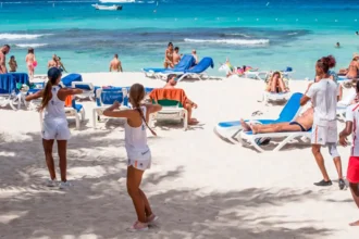Turismo dominicano aporta 8% del PIB y se fortalece con diversificación y expansión regional El turismo en República Dominicana continúa consolidándose como uno de los principales motores económicos, aportando de manera directa alrededor del 8% del producto interno bruto (PIB), aunque su impacto puede alcanzar cerca del 15% al considerar los encadenamientos productivos. Así lo explicó el economista Raúl Ovalle durante el panel “Perspectivas económicas y fiscales de la República Dominicana”, destacando que, pese a su relevancia, existen otros sectores como comercio, manufactura y construcción que superan el 10% de participación directa en la economía. El análisis se realizó en el marco del evento Inside República Dominicana 2026, organizado por Moody’s en Santo Domingo. El sector turístico ha mostrado una transformación significativa, caracterizada por la expansión hacia nuevas regiones como el sur, la zona norte —especialmente Puerto Plata— y Santiago, impulsando también el turismo urbano. Además, se ha fortalecido con la entrada a segmentos de alto poder adquisitivo, posicionando al país en mercados antes dominados por destinos como Dubái. Esta evolución, junto a la diversificación del origen de los visitantes y su rápida recuperación tras la pandemia, refleja una mayor resiliencia del sector. No obstante, se advierte que el principal desafío a futuro será el equilibrio entre crecimiento y sostenibilidad ambiental para evitar el deterioro de los destinos. Más información en alodigitalrd.com #TurismoRD #EconomíaRD #PIB #DesarrolloTurístico #InversiónRD #AloRD #AloDigitalRD #NoticiasRD