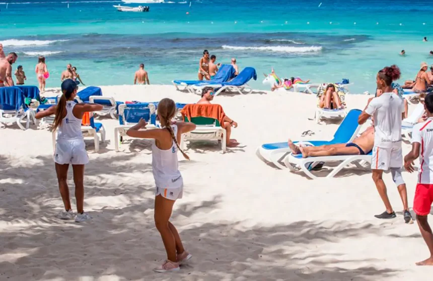 Turismo dominicano aporta 8% del PIB y se fortalece con diversificación y expansión regional El turismo en República Dominicana continúa consolidándose como uno de los principales motores económicos, aportando de manera directa alrededor del 8% del producto interno bruto (PIB), aunque su impacto puede alcanzar cerca del 15% al considerar los encadenamientos productivos. Así lo explicó el economista Raúl Ovalle durante el panel “Perspectivas económicas y fiscales de la República Dominicana”, destacando que, pese a su relevancia, existen otros sectores como comercio, manufactura y construcción que superan el 10% de participación directa en la economía. El análisis se realizó en el marco del evento Inside República Dominicana 2026, organizado por Moody’s en Santo Domingo. El sector turístico ha mostrado una transformación significativa, caracterizada por la expansión hacia nuevas regiones como el sur, la zona norte —especialmente Puerto Plata— y Santiago, impulsando también el turismo urbano. Además, se ha fortalecido con la entrada a segmentos de alto poder adquisitivo, posicionando al país en mercados antes dominados por destinos como Dubái. Esta evolución, junto a la diversificación del origen de los visitantes y su rápida recuperación tras la pandemia, refleja una mayor resiliencia del sector. No obstante, se advierte que el principal desafío a futuro será el equilibrio entre crecimiento y sostenibilidad ambiental para evitar el deterioro de los destinos. Más información en alodigitalrd.com #TurismoRD #EconomíaRD #PIB #DesarrolloTurístico #InversiónRD #AloRD #AloDigitalRD #NoticiasRD