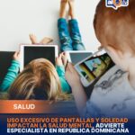 Uso excesivo de pantallas y soledad impactan la salud mental, advierte especialista en República Dominicana El psicólogo Luis Vergés alertó sobre los efectos del uso excesivo de dispositivos digitales en la salud mental, señalando que la llamada “adicción digital” está estrechamente vinculada a la ansiedad y a la denominada “pandemia de la soledad”. Según explicó, muchas personas recurren a las pantallas como mecanismo para enfrentar la sensación de aislamiento, lo que se traduce en hábitos como el consumo compulsivo de contenido sin un objetivo definido, conocido como “scrolling”. Este comportamiento genera una dependencia a la gratificación inmediata, afectando la capacidad de esfuerzo y la motivación para alcanzar metas a largo plazo. El especialista indicó que este fenómeno está impactando tanto a niños como a adultos, evidenciado en casos de menores que rechazan asistir a la escuela y adultos que pierden interés en sus responsabilidades diarias. Como medidas para contrarrestar esta situación, recomendó establecer límites en el uso de pantallas, definir objetivos claros desde el inicio del día y fomentar actividades que promuevan el bienestar integral, como la interacción social, el ejercicio físico, la lectura y la convivencia familiar. Estas acciones, afirmó, contribuyen a recuperar el equilibrio emocional y a fortalecer hábitos saludables sostenibles en el tiempo. Más información en alodigitalrd.com #SaludMental #AdiccionDigital #Bienestar #RepublicaDominicana #Tecnologia #AloRD #AloDigitalRD #NoticiasRD