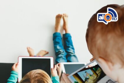 Uso excesivo de pantallas y soledad impactan la salud mental, advierte especialista en República Dominicana El psicólogo Luis Vergés alertó sobre los efectos del uso excesivo de dispositivos digitales en la salud mental, señalando que la llamada “adicción digital” está estrechamente vinculada a la ansiedad y a la denominada “pandemia de la soledad”. Según explicó, muchas personas recurren a las pantallas como mecanismo para enfrentar la sensación de aislamiento, lo que se traduce en hábitos como el consumo compulsivo de contenido sin un objetivo definido, conocido como “scrolling”. Este comportamiento genera una dependencia a la gratificación inmediata, afectando la capacidad de esfuerzo y la motivación para alcanzar metas a largo plazo. El especialista indicó que este fenómeno está impactando tanto a niños como a adultos, evidenciado en casos de menores que rechazan asistir a la escuela y adultos que pierden interés en sus responsabilidades diarias. Como medidas para contrarrestar esta situación, recomendó establecer límites en el uso de pantallas, definir objetivos claros desde el inicio del día y fomentar actividades que promuevan el bienestar integral, como la interacción social, el ejercicio físico, la lectura y la convivencia familiar. Estas acciones, afirmó, contribuyen a recuperar el equilibrio emocional y a fortalecer hábitos saludables sostenibles en el tiempo. Más información en alodigitalrd.com #SaludMental #AdiccionDigital #Bienestar #RepublicaDominicana #Tecnologia #AloRD #AloDigitalRD #NoticiasRD