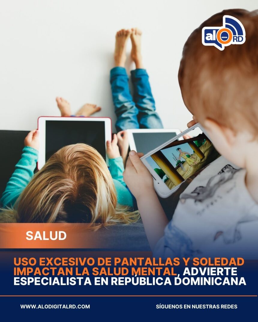 Uso excesivo de pantallas y soledad impactan la salud mental, advierte especialista en República Dominicana El psicólogo Luis Vergés alertó sobre los efectos del uso excesivo de dispositivos digitales en la salud mental, señalando que la llamada “adicción digital” está estrechamente vinculada a la ansiedad y a la denominada “pandemia de la soledad”. Según explicó, muchas personas recurren a las pantallas como mecanismo para enfrentar la sensación de aislamiento, lo que se traduce en hábitos como el consumo compulsivo de contenido sin un objetivo definido, conocido como “scrolling”. Este comportamiento genera una dependencia a la gratificación inmediata, afectando la capacidad de esfuerzo y la motivación para alcanzar metas a largo plazo. El especialista indicó que este fenómeno está impactando tanto a niños como a adultos, evidenciado en casos de menores que rechazan asistir a la escuela y adultos que pierden interés en sus responsabilidades diarias. Como medidas para contrarrestar esta situación, recomendó establecer límites en el uso de pantallas, definir objetivos claros desde el inicio del día y fomentar actividades que promuevan el bienestar integral, como la interacción social, el ejercicio físico, la lectura y la convivencia familiar. Estas acciones, afirmó, contribuyen a recuperar el equilibrio emocional y a fortalecer hábitos saludables sostenibles en el tiempo. Más información en alodigitalrd.com #SaludMental #AdiccionDigital #Bienestar #RepublicaDominicana #Tecnologia #AloRD #AloDigitalRD #NoticiasRD