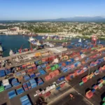 República Dominicana supera los US$1,400 millones en exportaciones en un solo mes, impulsadas por oro y zonas francas La República Dominicana registró en marzo de 2026 un récord histórico de US$1,448.6 millones en exportaciones, lo que representa un crecimiento interanual de 20.7% y un aumento absoluto de US$248.9 millones frente al mismo mes de 2025. El resultado estuvo liderado principalmente por el oro en bruto, que aportó el mayor incremento del período, junto a otros productos como tabaco, disyuntores e instrumentos médicos, consolidando el dinamismo del sector exportador nacional. Estados Unidos se mantuvo como el principal socio comercial con US$731.3 millones, seguido de Canadá, Haití, Puerto Rico y China. Las zonas francas representaron el 58.07% del total exportado, mientras que el régimen nacional creció un 45.6%. En el acumulado del primer trimestre de 2026, el país alcanzó US$3,736.9 millones en exportaciones, con un crecimiento de 18.3%, impulsado además por el aumento de la inversión extranjera directa en sectores como turismo, energía y minería. Más información en alodigitalrd.com. #ExportacionesRD #EconomiaRD #RepDominicana #ComercioExterior #ZonasFrancas #OroRD #CrecimientoEconomico #AloRD #AloDigitalRD #NoticiasRD