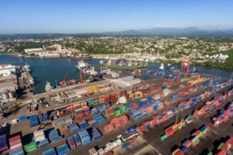 República Dominicana supera los US$1,400 millones en exportaciones en un solo mes, impulsadas por oro y zonas francas La República Dominicana registró en marzo de 2026 un récord histórico de US$1,448.6 millones en exportaciones, lo que representa un crecimiento interanual de 20.7% y un aumento absoluto de US$248.9 millones frente al mismo mes de 2025. El resultado estuvo liderado principalmente por el oro en bruto, que aportó el mayor incremento del período, junto a otros productos como tabaco, disyuntores e instrumentos médicos, consolidando el dinamismo del sector exportador nacional. Estados Unidos se mantuvo como el principal socio comercial con US$731.3 millones, seguido de Canadá, Haití, Puerto Rico y China. Las zonas francas representaron el 58.07% del total exportado, mientras que el régimen nacional creció un 45.6%. En el acumulado del primer trimestre de 2026, el país alcanzó US$3,736.9 millones en exportaciones, con un crecimiento de 18.3%, impulsado además por el aumento de la inversión extranjera directa en sectores como turismo, energía y minería. Más información en alodigitalrd.com. #ExportacionesRD #EconomiaRD #RepDominicana #ComercioExterior #ZonasFrancas #OroRD #CrecimientoEconomico #AloRD #AloDigitalRD #NoticiasRD