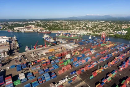 República Dominicana supera los US$1,400 millones en exportaciones en un solo mes, impulsadas por oro y zonas francas La República Dominicana registró en marzo de 2026 un récord histórico de US$1,448.6 millones en exportaciones, lo que representa un crecimiento interanual de 20.7% y un aumento absoluto de US$248.9 millones frente al mismo mes de 2025. El resultado estuvo liderado principalmente por el oro en bruto, que aportó el mayor incremento del período, junto a otros productos como tabaco, disyuntores e instrumentos médicos, consolidando el dinamismo del sector exportador nacional. Estados Unidos se mantuvo como el principal socio comercial con US$731.3 millones, seguido de Canadá, Haití, Puerto Rico y China. Las zonas francas representaron el 58.07% del total exportado, mientras que el régimen nacional creció un 45.6%. En el acumulado del primer trimestre de 2026, el país alcanzó US$3,736.9 millones en exportaciones, con un crecimiento de 18.3%, impulsado además por el aumento de la inversión extranjera directa en sectores como turismo, energía y minería. Más información en alodigitalrd.com. #ExportacionesRD #EconomiaRD #RepDominicana #ComercioExterior #ZonasFrancas #OroRD #CrecimientoEconomico #AloRD #AloDigitalRD #NoticiasRD