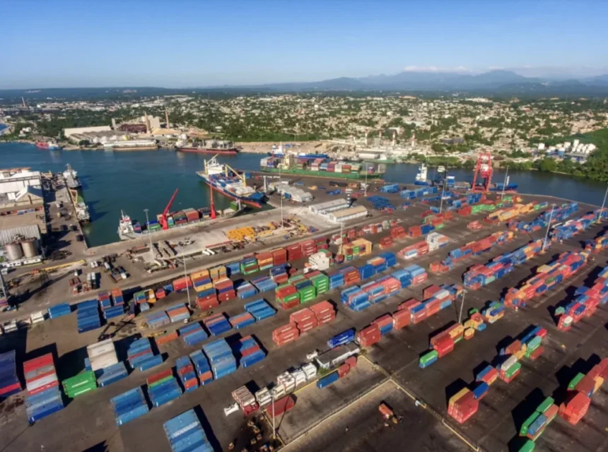 República Dominicana supera los US$1,400 millones en exportaciones en un solo mes, impulsadas por oro y zonas francas La República Dominicana registró en marzo de 2026 un récord histórico de US$1,448.6 millones en exportaciones, lo que representa un crecimiento interanual de 20.7% y un aumento absoluto de US$248.9 millones frente al mismo mes de 2025. El resultado estuvo liderado principalmente por el oro en bruto, que aportó el mayor incremento del período, junto a otros productos como tabaco, disyuntores e instrumentos médicos, consolidando el dinamismo del sector exportador nacional. Estados Unidos se mantuvo como el principal socio comercial con US$731.3 millones, seguido de Canadá, Haití, Puerto Rico y China. Las zonas francas representaron el 58.07% del total exportado, mientras que el régimen nacional creció un 45.6%. En el acumulado del primer trimestre de 2026, el país alcanzó US$3,736.9 millones en exportaciones, con un crecimiento de 18.3%, impulsado además por el aumento de la inversión extranjera directa en sectores como turismo, energía y minería. Más información en alodigitalrd.com. #ExportacionesRD #EconomiaRD #RepDominicana #ComercioExterior #ZonasFrancas #OroRD #CrecimientoEconomico #AloRD #AloDigitalRD #NoticiasRD