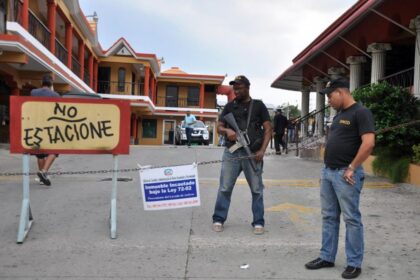 **Imputados por asalto en Plaza Gómez Díaz podrían quedar libres por vencimiento de plazo** Los acusados Yordy Parra López y Luis Ramón Martínez podrían quedar en libertad si el Ministerio Público no presenta la acusación formal dentro del plazo establecido, según advirtió el abogado Russel Aracena. El caso, relacionado con el asalto ocurrido en la Plaza Gómez Díaz en Santiago, donde murió Jennifer Altagracia Rodríguez González, enfrenta el riesgo de colapsar por vencimiento del tiempo legal el próximo 25 de abril. El jurista señaló que, pese a que el expediente estaba avanzado, decisiones internas retrasaron la presentación del acto conclusivo, incluso tras una prórroga de dos meses otorgada por el tribunal. El hecho ocurrió en noviembre de 2025 durante un asalto que dejó además dos heridos, incluyendo un oficial, y culminó con la captura de los imputados tras resultar heridos en el intercambio de disparos. Más información en alodigitalrd.com. #JusticiaRD #SantiagoRD #Seguridad #CrimenRD #MinisterioPúblico #AloRD #AloDigitalRD #NoticiasRD