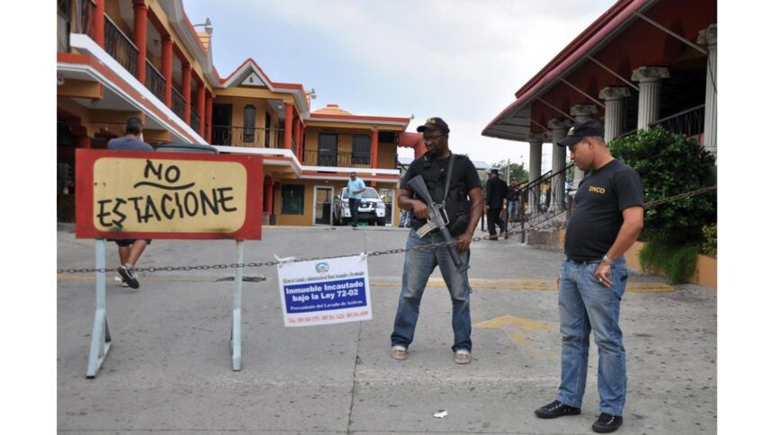 **Imputados por asalto en Plaza Gómez Díaz podrían quedar libres por vencimiento de plazo** Los acusados Yordy Parra López y Luis Ramón Martínez podrían quedar en libertad si el Ministerio Público no presenta la acusación formal dentro del plazo establecido, según advirtió el abogado Russel Aracena. El caso, relacionado con el asalto ocurrido en la Plaza Gómez Díaz en Santiago, donde murió Jennifer Altagracia Rodríguez González, enfrenta el riesgo de colapsar por vencimiento del tiempo legal el próximo 25 de abril. El jurista señaló que, pese a que el expediente estaba avanzado, decisiones internas retrasaron la presentación del acto conclusivo, incluso tras una prórroga de dos meses otorgada por el tribunal. El hecho ocurrió en noviembre de 2025 durante un asalto que dejó además dos heridos, incluyendo un oficial, y culminó con la captura de los imputados tras resultar heridos en el intercambio de disparos. Más información en alodigitalrd.com. #JusticiaRD #SantiagoRD #Seguridad #CrimenRD #MinisterioPúblico #AloRD #AloDigitalRD #NoticiasRD