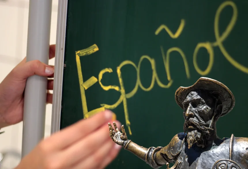 **ONU destaca al español como lengua estratégica en la era de la inteligencia artificial** La Organización de las Naciones Unidas Organización de las Naciones Unidas reafirmó el valor del español como una lengua clave dentro del multilateralismo global, en un contexto donde la inteligencia artificial está transformando la comunicación internacional. Con más de 635 millones de hablantes, el idioma es considerado un elemento fundamental para la cohesión cultural, el acceso ciudadano y la legitimidad democrática en los espacios internacionales. En un panel realizado en Nueva York, representantes del Gobierno de España, Microsoft y la ONU analizaron el impacto de la IA en el lenguaje, destacando la necesidad de supervisión humana y de datos en español para evitar depender exclusivamente de traducciones automáticas. Además, se presentó el primer podcast en español del Departamento de Comunicación Global de la ONU, enfocado en acercar las acciones de la organización a la población hispanohablante. Más información en alodigitalrd.com. #ONU #Español #InteligenciaArtificial #Tecnología #Lenguaje #AloRD #AloDigitalRD #NoticiasRD