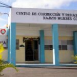 **Condenan a dos años de prisión a mujer por violenta agresión en Monte Plata** Una mujer identificada como Eulogia de los Santos, de 59 años, fue condenada a dos años de prisión por el Tribunal Colegiado del Distrito Judicial de Monte Plata, tras ser hallada culpable de agredir brutalmente a un hombre en el sector La Gina, en Yamasá. El hecho ocurrió el 23 de junio de 2020, cuando la víctima fue interceptada en la calle junto a sus hijos y atacada con armas blancas, piedras y botellas, quedando inconsciente producto de las heridas. El Ministerio Público estableció que la agresora actuó junto a dos de sus hijos, en un conflicto originado por una pelea previa en un estadio. El informe médico confirmó que la víctima sufrió traumatismo craneoencefálico, fracturas y contusiones cerebrales. La condenada cumplirá la pena en el Centro de Corrección y Rehabilitación Najayo Mujeres. Más información en alodigitalrd.com. #MontePlata #JusticiaRD #SucesosRD #MinisterioPúblico #Condena #AloRD #AloDigitalRD #NoticiasRD