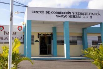 **Condenan a dos años de prisión a mujer por violenta agresión en Monte Plata** Una mujer identificada como Eulogia de los Santos, de 59 años, fue condenada a dos años de prisión por el Tribunal Colegiado del Distrito Judicial de Monte Plata, tras ser hallada culpable de agredir brutalmente a un hombre en el sector La Gina, en Yamasá. El hecho ocurrió el 23 de junio de 2020, cuando la víctima fue interceptada en la calle junto a sus hijos y atacada con armas blancas, piedras y botellas, quedando inconsciente producto de las heridas. El Ministerio Público estableció que la agresora actuó junto a dos de sus hijos, en un conflicto originado por una pelea previa en un estadio. El informe médico confirmó que la víctima sufrió traumatismo craneoencefálico, fracturas y contusiones cerebrales. La condenada cumplirá la pena en el Centro de Corrección y Rehabilitación Najayo Mujeres. Más información en alodigitalrd.com. #MontePlata #JusticiaRD #SucesosRD #MinisterioPúblico #Condena #AloRD #AloDigitalRD #NoticiasRD