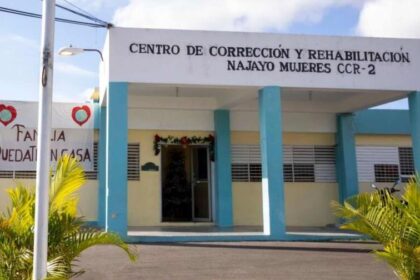 **Condenan a dos años de prisión a mujer por violenta agresión en Monte Plata** Una mujer identificada como Eulogia de los Santos, de 59 años, fue condenada a dos años de prisión por el Tribunal Colegiado del Distrito Judicial de Monte Plata, tras ser hallada culpable de agredir brutalmente a un hombre en el sector La Gina, en Yamasá. El hecho ocurrió el 23 de junio de 2020, cuando la víctima fue interceptada en la calle junto a sus hijos y atacada con armas blancas, piedras y botellas, quedando inconsciente producto de las heridas. El Ministerio Público estableció que la agresora actuó junto a dos de sus hijos, en un conflicto originado por una pelea previa en un estadio. El informe médico confirmó que la víctima sufrió traumatismo craneoencefálico, fracturas y contusiones cerebrales. La condenada cumplirá la pena en el Centro de Corrección y Rehabilitación Najayo Mujeres. Más información en alodigitalrd.com. #MontePlata #JusticiaRD #SucesosRD #MinisterioPúblico #Condena #AloRD #AloDigitalRD #NoticiasRD