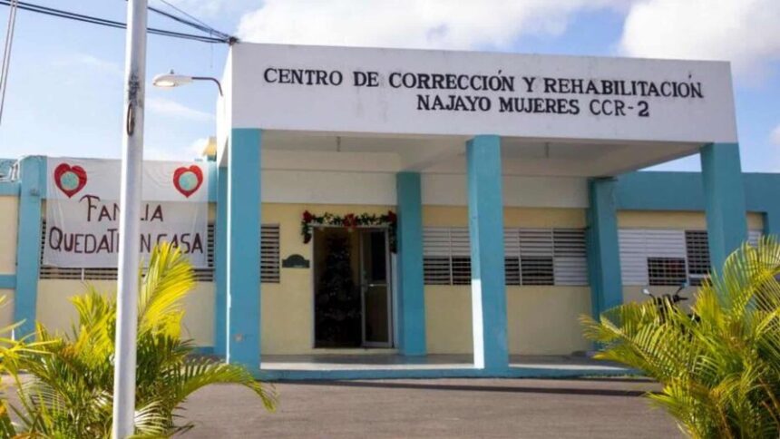 **Condenan a dos años de prisión a mujer por violenta agresión en Monte Plata** Una mujer identificada como Eulogia de los Santos, de 59 años, fue condenada a dos años de prisión por el Tribunal Colegiado del Distrito Judicial de Monte Plata, tras ser hallada culpable de agredir brutalmente a un hombre en el sector La Gina, en Yamasá. El hecho ocurrió el 23 de junio de 2020, cuando la víctima fue interceptada en la calle junto a sus hijos y atacada con armas blancas, piedras y botellas, quedando inconsciente producto de las heridas. El Ministerio Público estableció que la agresora actuó junto a dos de sus hijos, en un conflicto originado por una pelea previa en un estadio. El informe médico confirmó que la víctima sufrió traumatismo craneoencefálico, fracturas y contusiones cerebrales. La condenada cumplirá la pena en el Centro de Corrección y Rehabilitación Najayo Mujeres. Más información en alodigitalrd.com. #MontePlata #JusticiaRD #SucesosRD #MinisterioPúblico #Condena #AloRD #AloDigitalRD #NoticiasRD