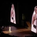 **Rosalía triunfa en Barcelona con un espectáculo total en el Palau Sant Jordi** La cantante Rosalía deslumbró en su regreso a casa con un concierto en el Palau Sant Jordi, donde ofreció un espectáculo que combinó elementos visuales, escénicos y musicales en una puesta en escena cuidadosamente diseñada. El show inició con una estética teatral y evolucionó hacia un despliegue que integró sonidos electrónicos, orquestales e íntimos, manteniendo un equilibrio entre lo experimental y lo popular frente a miles de asistentes. Durante la presentación, la artista alternó entre distintos universos musicales, incluyendo temas de sus inicios y éxitos recientes, logrando una conexión constante con el público. El concierto culminó con una interpretación más minimalista, centrada en su voz, consolidando una actuación que reflejó control escénico y evolución artística, marcando su consagración en su ciudad natal. Más información en alodigitalrd.com. #Rosalía #Concierto #Barcelona #MúsicaEnVivo #Cultura #AloRD #AloDigitalRD #NoticiasRD