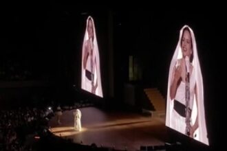 **Rosalía triunfa en Barcelona con un espectáculo total en el Palau Sant Jordi** La cantante Rosalía deslumbró en su regreso a casa con un concierto en el Palau Sant Jordi, donde ofreció un espectáculo que combinó elementos visuales, escénicos y musicales en una puesta en escena cuidadosamente diseñada. El show inició con una estética teatral y evolucionó hacia un despliegue que integró sonidos electrónicos, orquestales e íntimos, manteniendo un equilibrio entre lo experimental y lo popular frente a miles de asistentes. Durante la presentación, la artista alternó entre distintos universos musicales, incluyendo temas de sus inicios y éxitos recientes, logrando una conexión constante con el público. El concierto culminó con una interpretación más minimalista, centrada en su voz, consolidando una actuación que reflejó control escénico y evolución artística, marcando su consagración en su ciudad natal. Más información en alodigitalrd.com. #Rosalía #Concierto #Barcelona #MúsicaEnVivo #Cultura #AloRD #AloDigitalRD #NoticiasRD