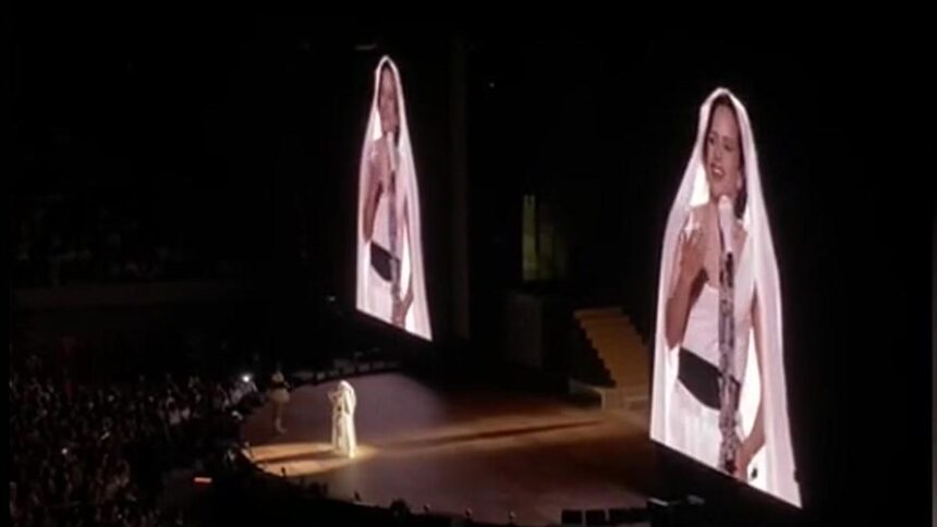 **Rosalía triunfa en Barcelona con un espectáculo total en el Palau Sant Jordi** La cantante Rosalía deslumbró en su regreso a casa con un concierto en el Palau Sant Jordi, donde ofreció un espectáculo que combinó elementos visuales, escénicos y musicales en una puesta en escena cuidadosamente diseñada. El show inició con una estética teatral y evolucionó hacia un despliegue que integró sonidos electrónicos, orquestales e íntimos, manteniendo un equilibrio entre lo experimental y lo popular frente a miles de asistentes. Durante la presentación, la artista alternó entre distintos universos musicales, incluyendo temas de sus inicios y éxitos recientes, logrando una conexión constante con el público. El concierto culminó con una interpretación más minimalista, centrada en su voz, consolidando una actuación que reflejó control escénico y evolución artística, marcando su consagración en su ciudad natal. Más información en alodigitalrd.com. #Rosalía #Concierto #Barcelona #MúsicaEnVivo #Cultura #AloRD #AloDigitalRD #NoticiasRD