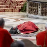 León XIV revive tradición en Viernes Santo al orar postrado en la basílica de San Pedro