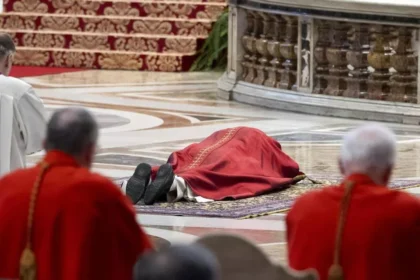 León XIV revive tradición en Viernes Santo al orar postrado en la basílica de San Pedro