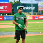 Toros del Este adquieren nuevamente a Enmanuel Valdez en cambio desde las Estrellas Orientales Los Toros del Este realizaron un movimiento en la temporada baja al adquirir nuevamente al infielder Enmanuel Valdez mediante un cambio con las Estrellas Orientales, enviando al jardinero Marco Luciano. Valdez, quien fue seleccionado originalmente por los Toros en el Draft de Novatos 2021, regresa al equipo tras dos campañas con las Estrellas, donde conectó tres cuadrangulares y remolcó 15 carreras, acumulando experiencia en cuatro temporadas en la Liga Dominicana de Béisbol (LIDOM). El jugador nativo de San Juan de la Maguana cuenta además con experiencia en las Grandes Ligas, habiendo jugado con los Boston Red Sox en 2023 y 2024, y con los Pittsburgh Pirates en 2025. Según el gerente general Jesús Mejía, la incorporación busca aportar balance ofensivo con un bate zurdo y fortalecer la dinámica del equipo. En la pasada temporada, Valdez participó en 31 partidos debido a una lesión, registrando dos cuadrangulares y 12 carreras impulsadas, mientras que Luciano tuvo participación limitada en su única campaña con los Toros. Más información en alodigitalrd.com #DeportesRD #LIDOM #TorosDelEste #BeisbolDominicano #AgenciaLibre #AloRD #AloDigitalRD #NoticiasRD